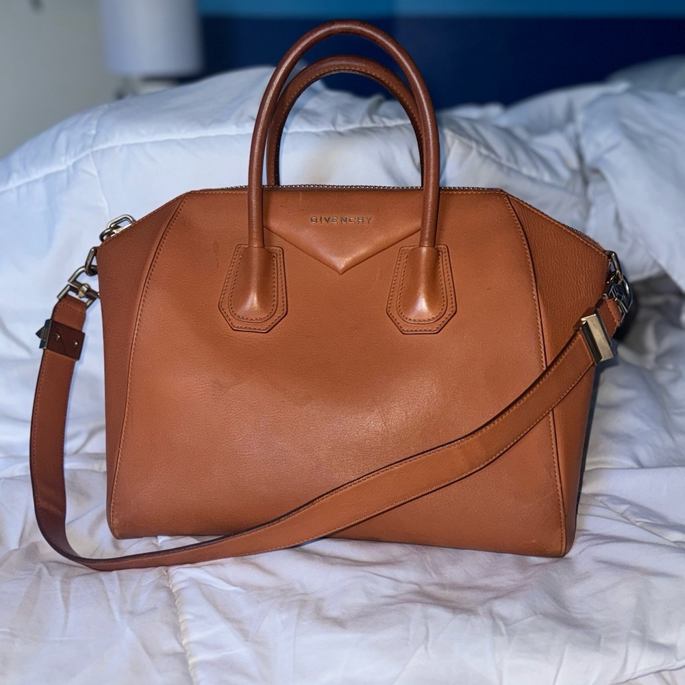 Antigona bag glazed leather